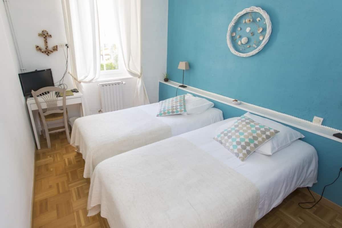 Habitación con 2 camas individuales | Caja fuerte, tabla de planchar con plancha, wifi gratis y ropa de cama