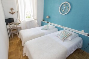 Twin Room | In-room safe, iron/ironing board, free WiFi, bed sheets