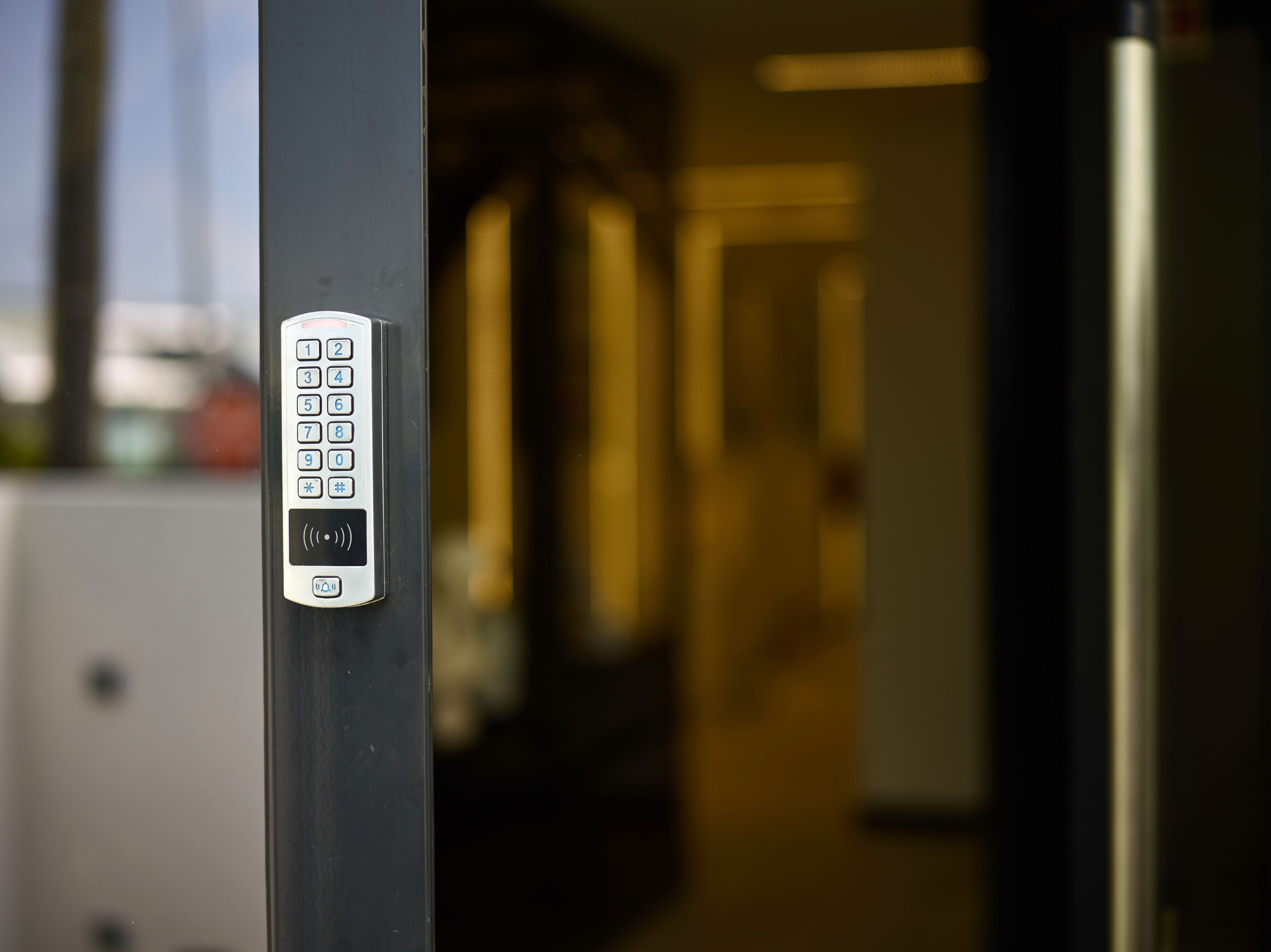 Et tastaturlås på en dør, sandsynligvis til et hotelværelse eller et kontor.