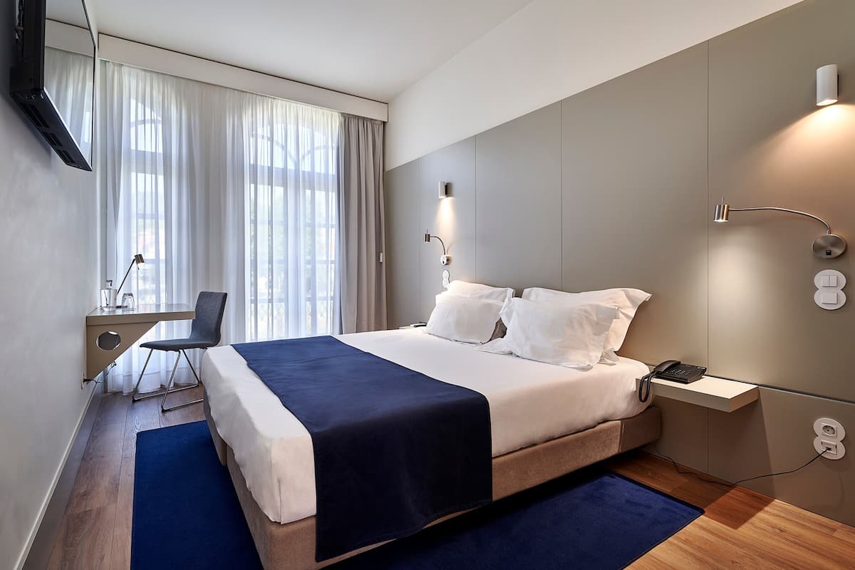 Chambre Signature double ou avec lits jumeaux | Literie de qualité, minibar, coffre-fort, bureau