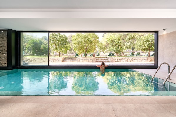 Piscine couverte, chaises longues