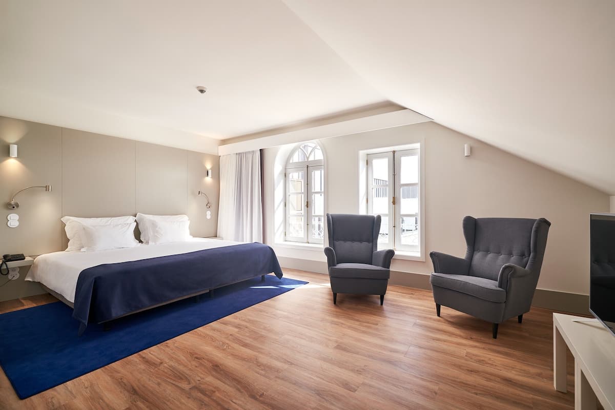 Chambre Deluxe double ou avec lits jumeaux | Literie de qualité, minibar, coffre-fort, bureau