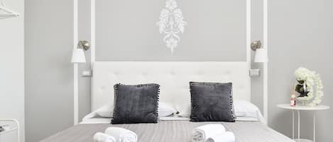 Habitación triple Deluxe | Sábanas de algodón egipcio, ropa de cama de alta calidad y minibar