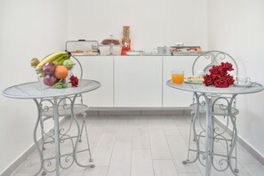 Free daily buffet breakfast - Insula House B&B (Portici)