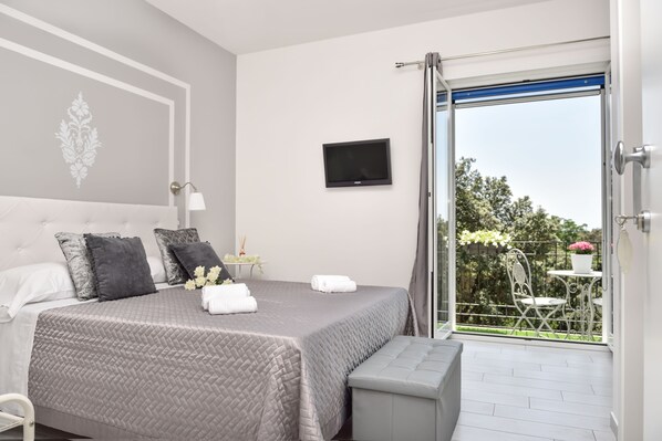 Superior Double Room, Balcony | Egyptian cotton sheets, premium bedding, minibar, individually decorated - Insula House B&B (Portici)