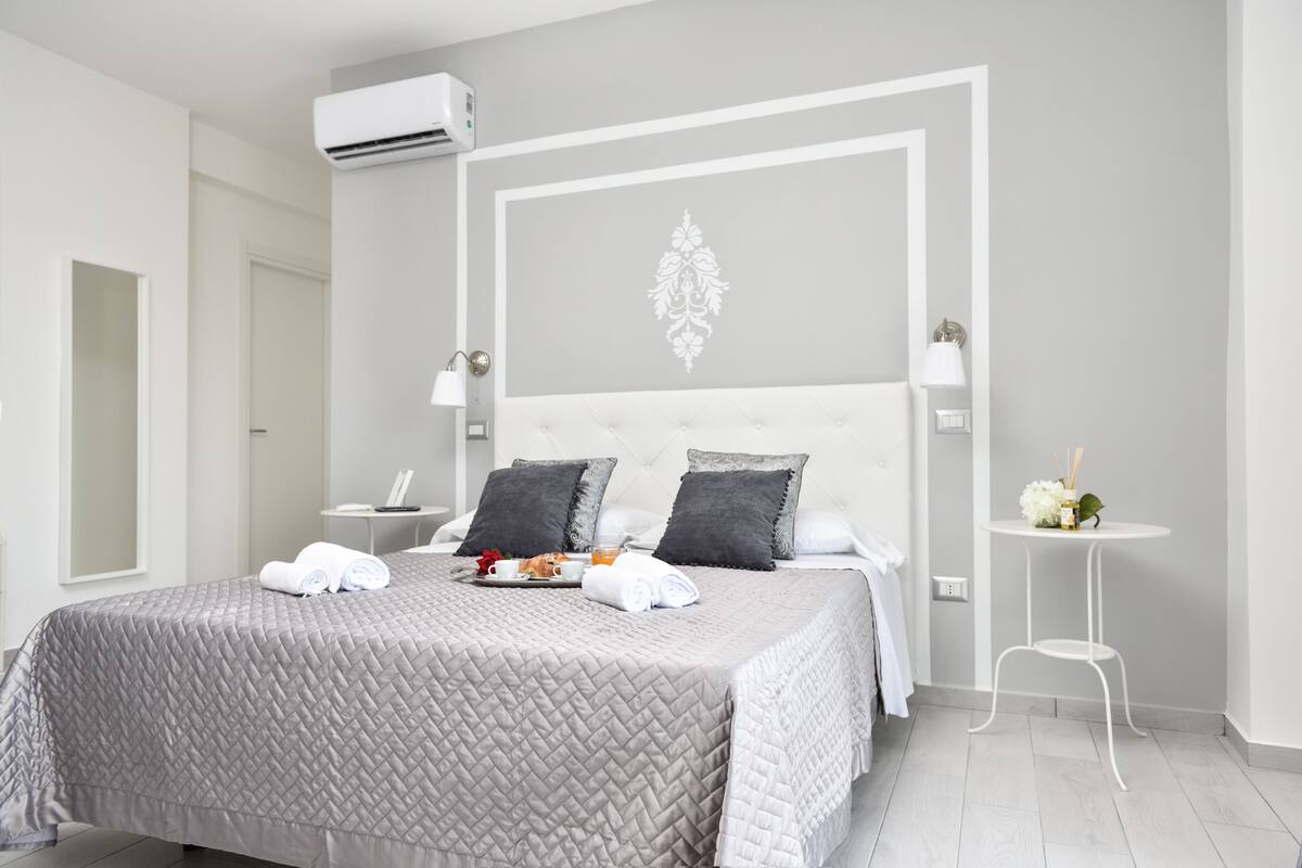 Deluxe driepersoonskamer | Lakens van Egyptisch katoen, luxe beddengoed, een minibar