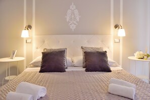 Superior Double Room | Egyptian cotton sheets, premium bedding, minibar, individually decorated - Insula House B&B (Portici)