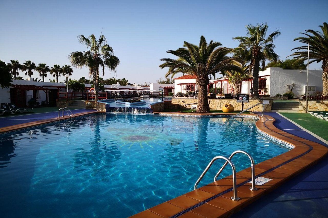 Una piscina al aire libre (de 10:00 a 18:00), sombrillas, tumbonas