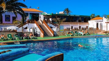 Piscina a l'aire lliure (horari: 10:00-18:00), para-sols i gandules