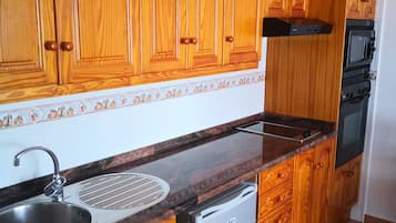 Apartament clàssic, 1 dormitori | Cuina bàsica privada | Microones, placa de cuina, cafetera exprés i cafetera i tetera