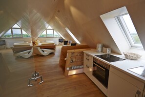 Suite estudio de luna de miel, 1 habitación, vistas al valle (Wolke 7) | Cocina privada | Frigorífico, horno, placa de cocina y cafetera o tetera