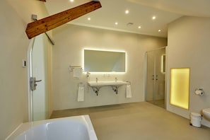 Family Apartment, 2 Bedrooms, Valley View (Dreilaenderblick) | Bathroom | Hair dryer, towels