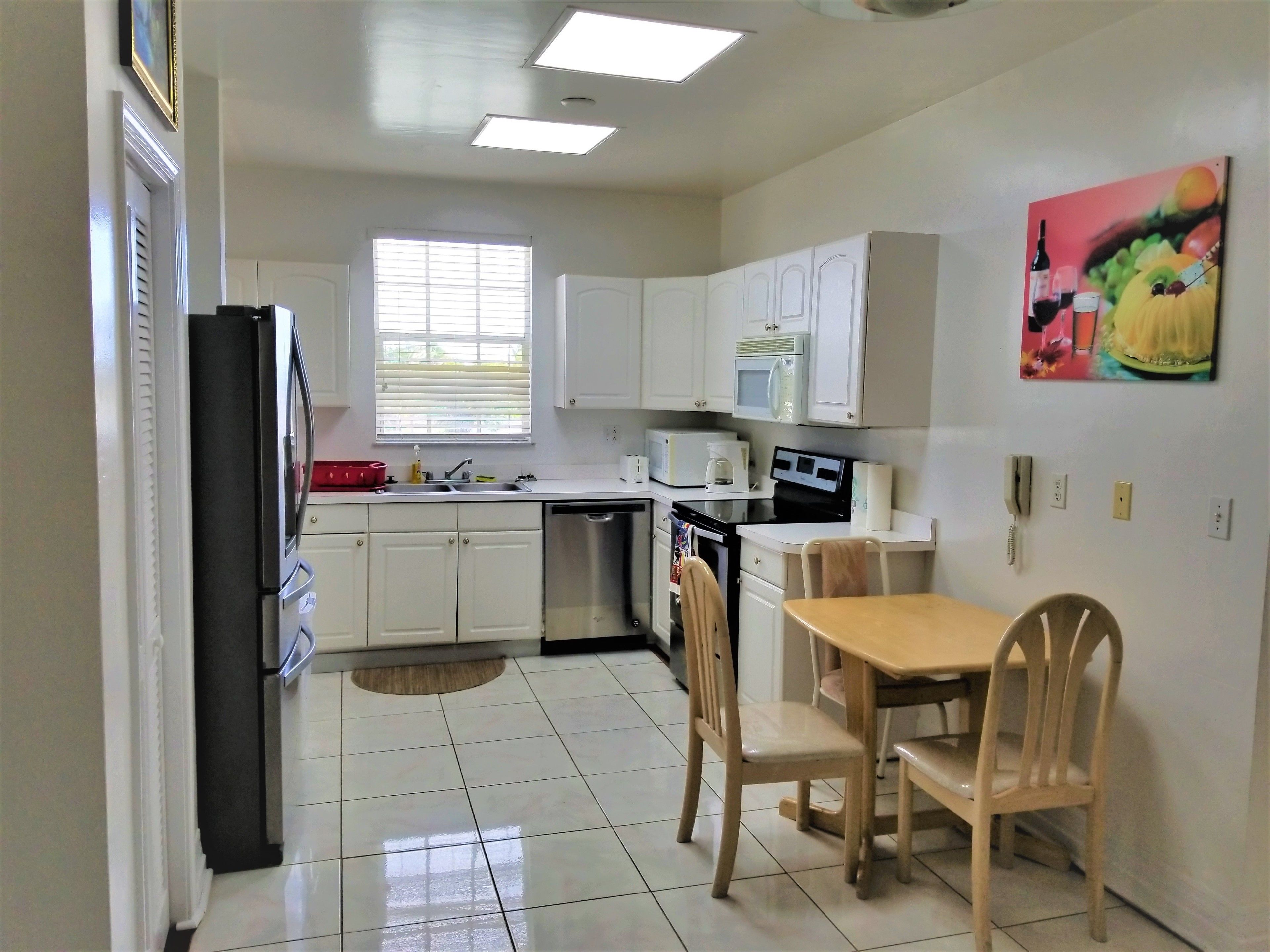 Full-sized fridge, microwave, oven, stovetop