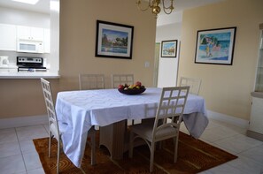 In-room dining - Waters Edge Condo With Boat Slip (Freeport)