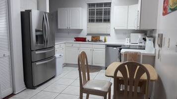 Full-size fridge, microwave, oven, stovetop