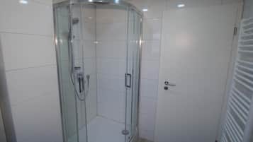Kostenlose Toilettenartikel, Handtücher, Shampoo