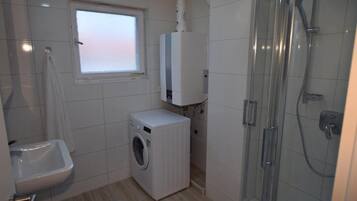 Perlengkapan mandi gratis, handuk, dan sampo