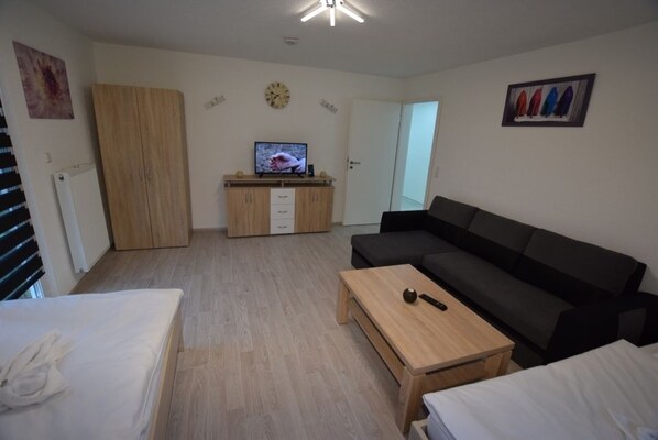 Apartment, 3 Bedrooms (23-00) | Living room