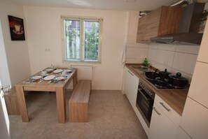 Apartamento, 3 quartos (23-00) | Cozinha privada | Geladeira, micro-ondas, cooktop, cafeteira/chaleira