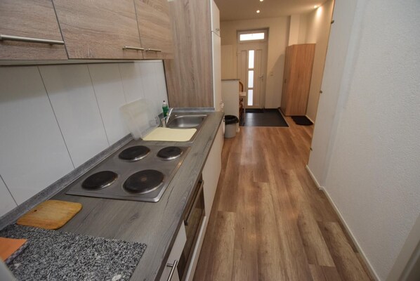 Frigorífico, placa de cocina, cafetera o tetera y utensilios de cocina