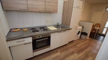 Geladeira, cooktop, cafeteira/chaleira