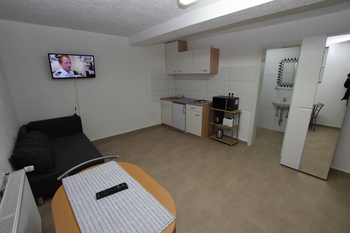 Apartment, 1 Schlafzimmer (90-00) | Wohnbereich | Fernseher