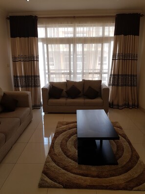 Departamento, 2 habitaciones | Sala de estar | Televisión de pantalla plana 