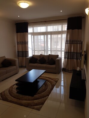 Departamento, 2 habitaciones | Sala de estar | Televisión de pantalla plana 
