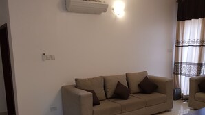 อพาร์ทเมนท์, 2 ห้องนอน | ห้องนั่งเล่น | ทีวีจอแบน