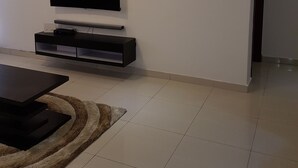 อพาร์ทเมนท์, 2 ห้องนอน | ห้องนั่งเล่น | ทีวีจอแบน