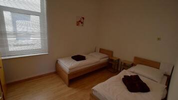 3 habitaciones, escritorio, tabla de planchar con plancha y wifi gratis