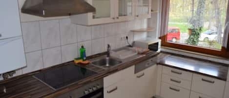 Appartement, plusieurs chambres (49-00) | Cuisine privée | Réfrigérateur, micro-ondes, plaque de cuisson, cafetière/bouilloire