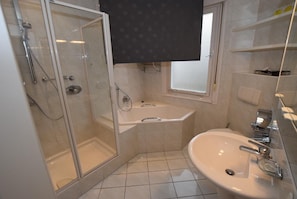Douche, serviettes fournies