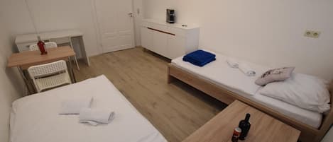 Skrivebord, wi-fi (inkludert) og sengetøy