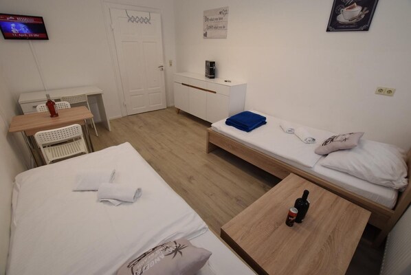 Desk, free WiFi, bed sheets - Monteurzimmer Kircheim unter Teck - Hostel (Kirchheim unter Teck)