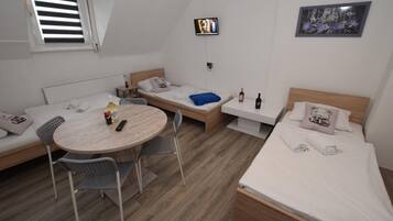 Schreibtisch, kostenloses WLAN, Bettwäsche