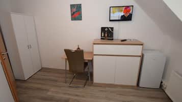 Escritorio, wifi gratis y ropa de cama