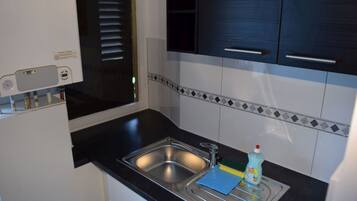 Departamento, 2 habitaciones (54-00) | Cocina privada | Refrigerador, parrilla de estufa y cafetera y tetera