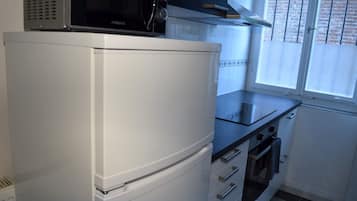 公寓, 2 间卧室 (54-00) | 私人厨房 | 冰箱、炉灶、茶具/咖啡用具、厨具/餐具