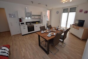 Fridge, microwave, stovetop, dishwasher - AB Apartments - Apartments Salamanderplatz (Kornwestheim)