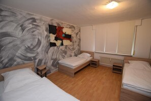 3 عدّة غرف نوم وواي فاي مجانًا وملاءات أسرّة