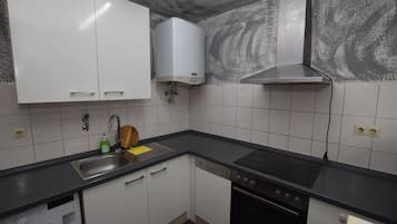 Apartment, Multiple Bedrooms (08-00) | Private kitchen | Fridge, stovetop, coffee/tea maker, cookware/dishes/utensils