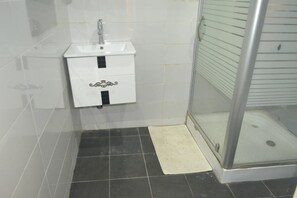 Deluxe Suite | Bathroom | Combined shower/tub, deep soaking tub, towels - Nexus Suites (Lagos)