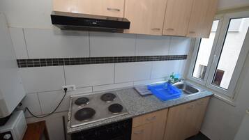 Apartment, Multiple Bedrooms (15-00) | Private kitchen | Fridge, stovetop, coffee/tea maker, cookware/dishes/utensils