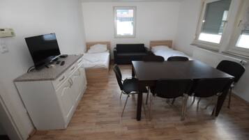 Apartment, Multiple Bedrooms (15-00) | Living room | TV