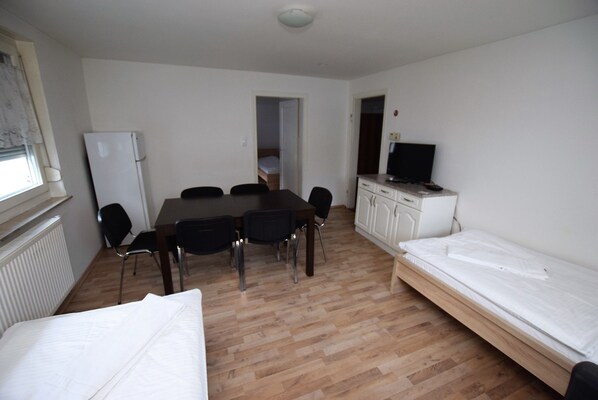 Apartment, Multiple Bedrooms (15-00)