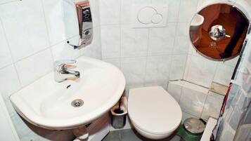 Apartment, 1 Bedroom (24-00) | Bathroom | Free toiletries, towels
