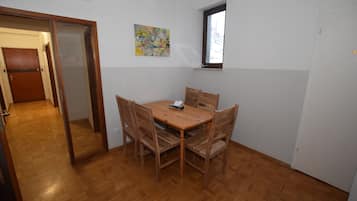 Fridge, stovetop, coffee/tea maker, cookware/dishes/utensils