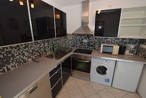 Apartment, 2 Bedrooms (39-00) | Private kitchen