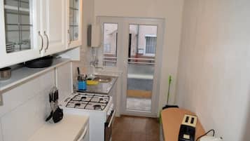 Apartment, 2 Bedrooms (42-00) | Private kitchen | Fridge, stovetop, coffee/tea maker, cookware/dishes/utensils
